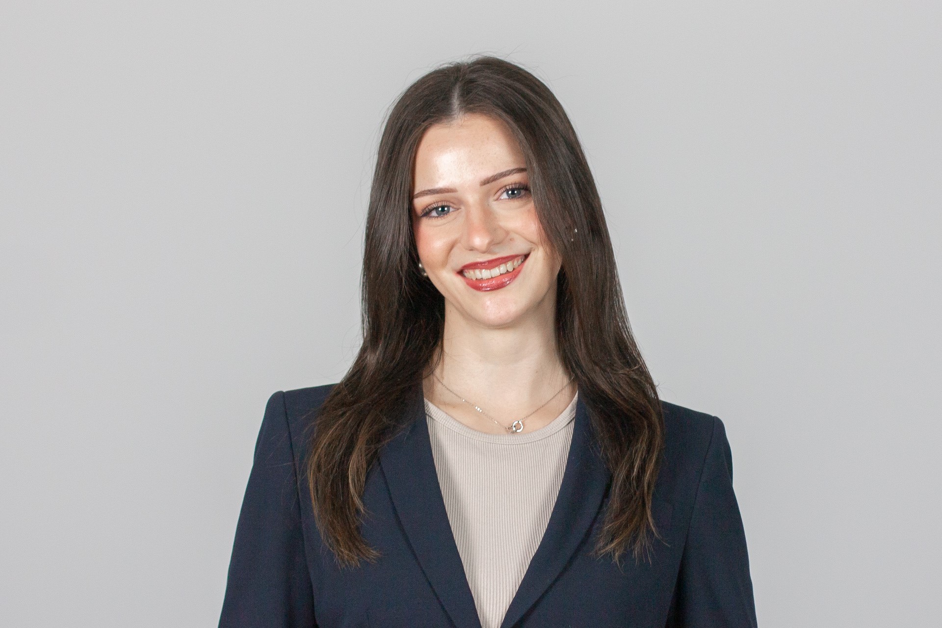 Fiona, Trainee