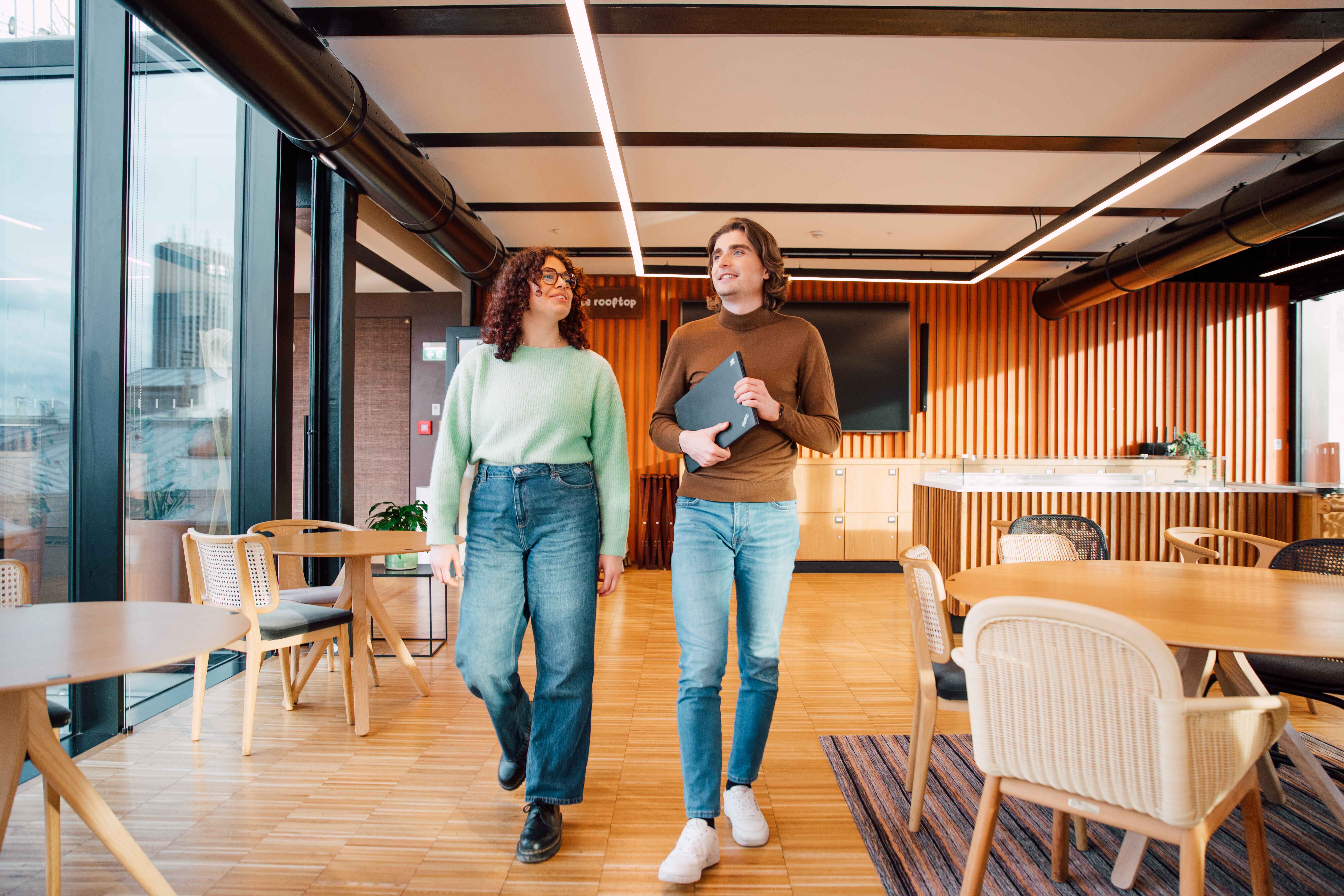 Deux collègues en train de discuter au bureau