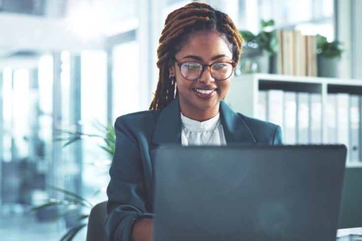 Personne utilisant un ordinateur portable dans un bureau moderne