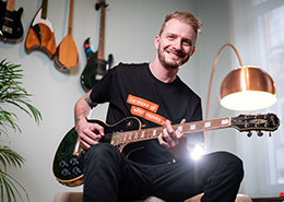 Mathieu speelt de gitaar