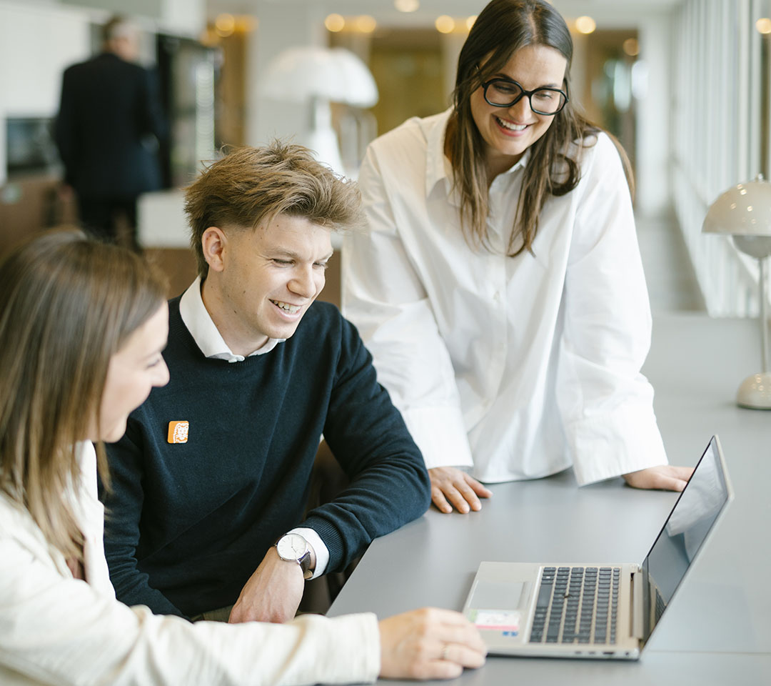 3 bankers in front of a laptop