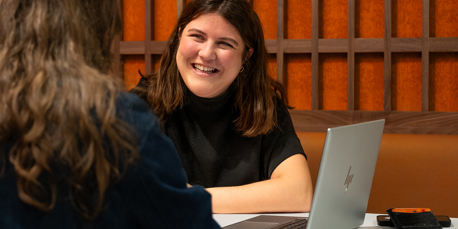 Alix, bruin haar, voor haar laptop.