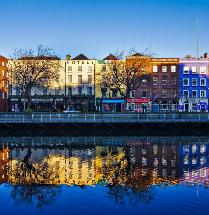 A picture of the river liffey running through dublin with colourful buildings
