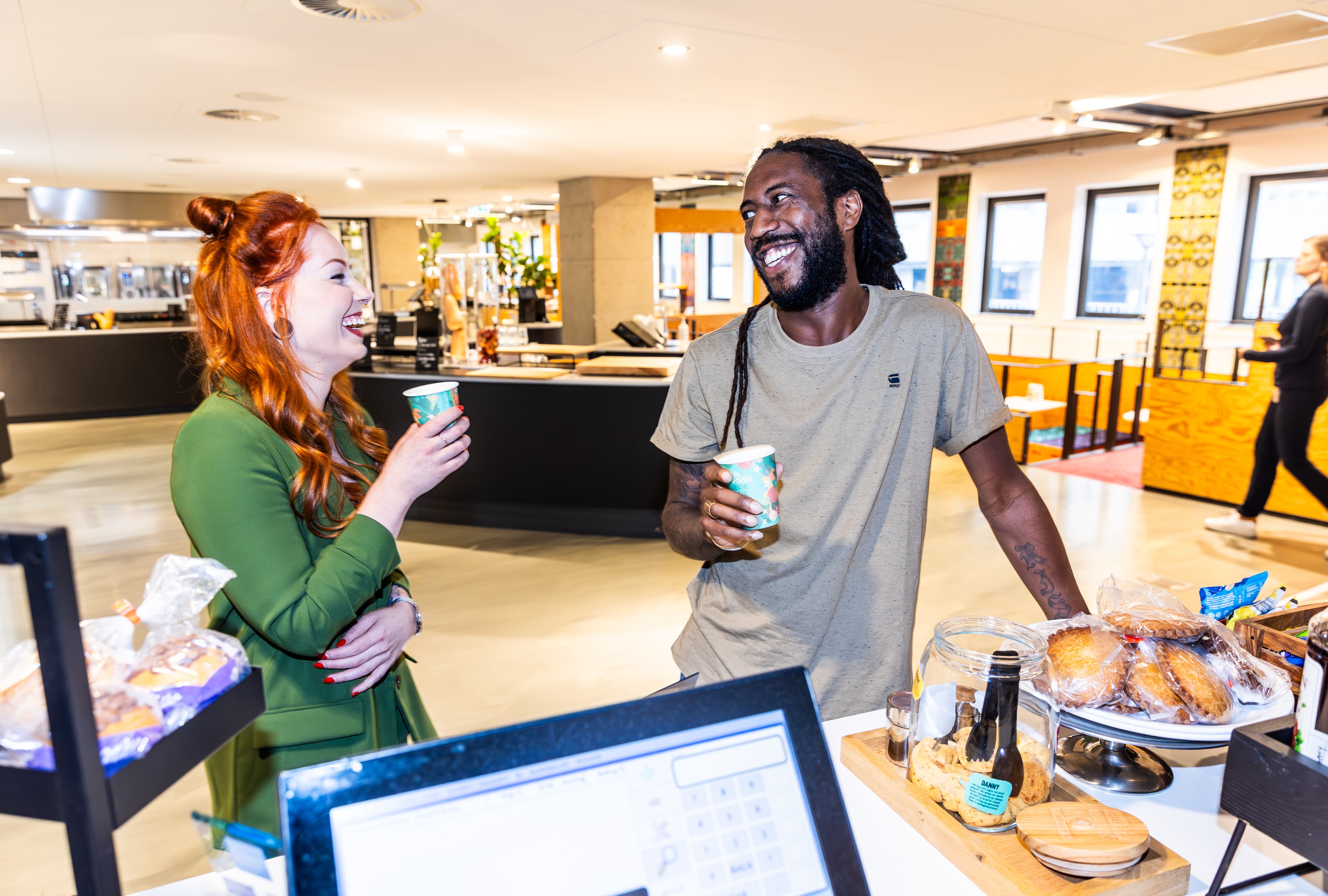 Rainer en Linda in ons kantoor in Leeuwarden drinken samen koffie