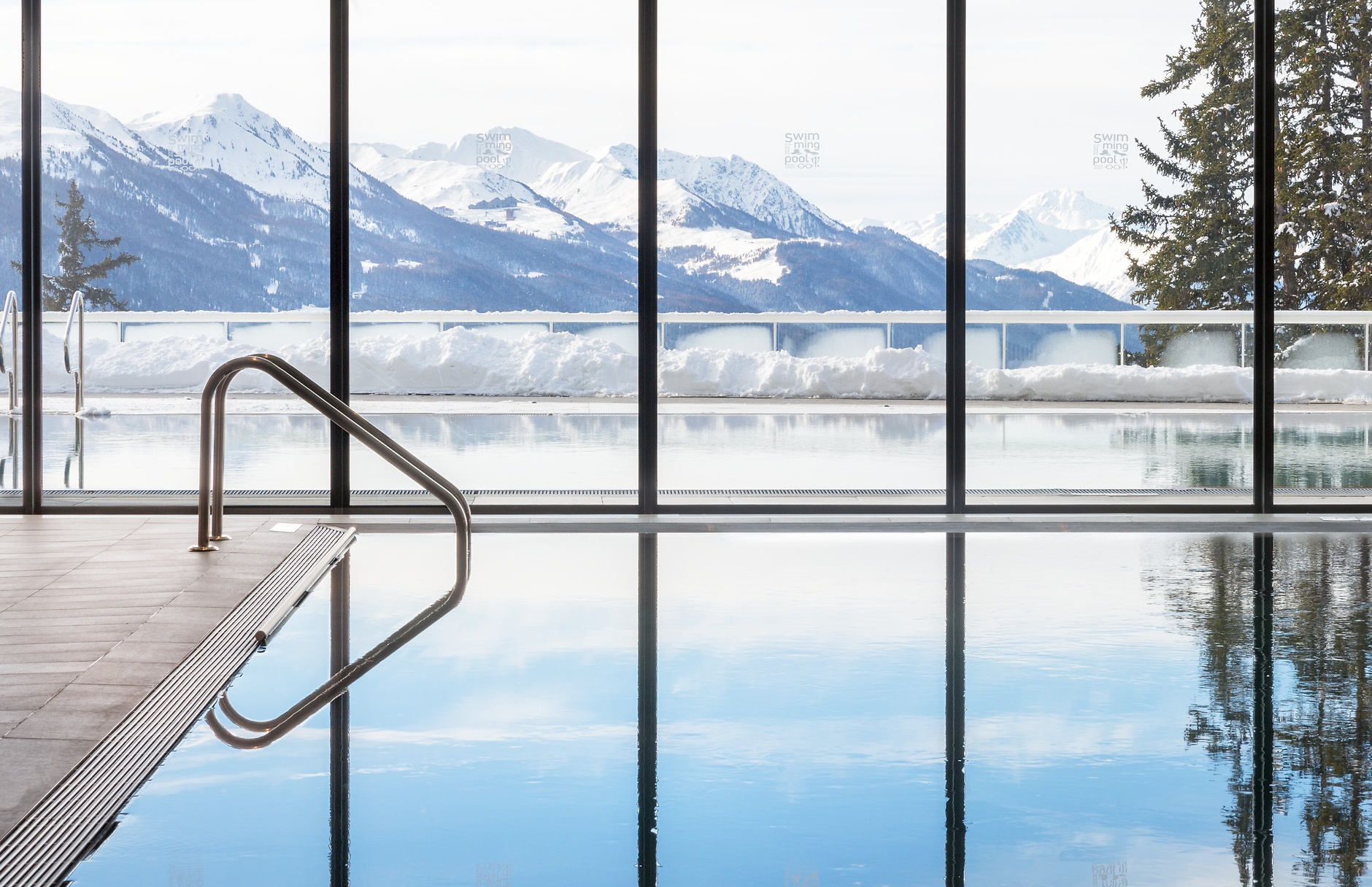 Une piscine intérieure avec vue sur les montagnes enneigées des Alpes Françaises dans l'un de nos Resorts Club Med.