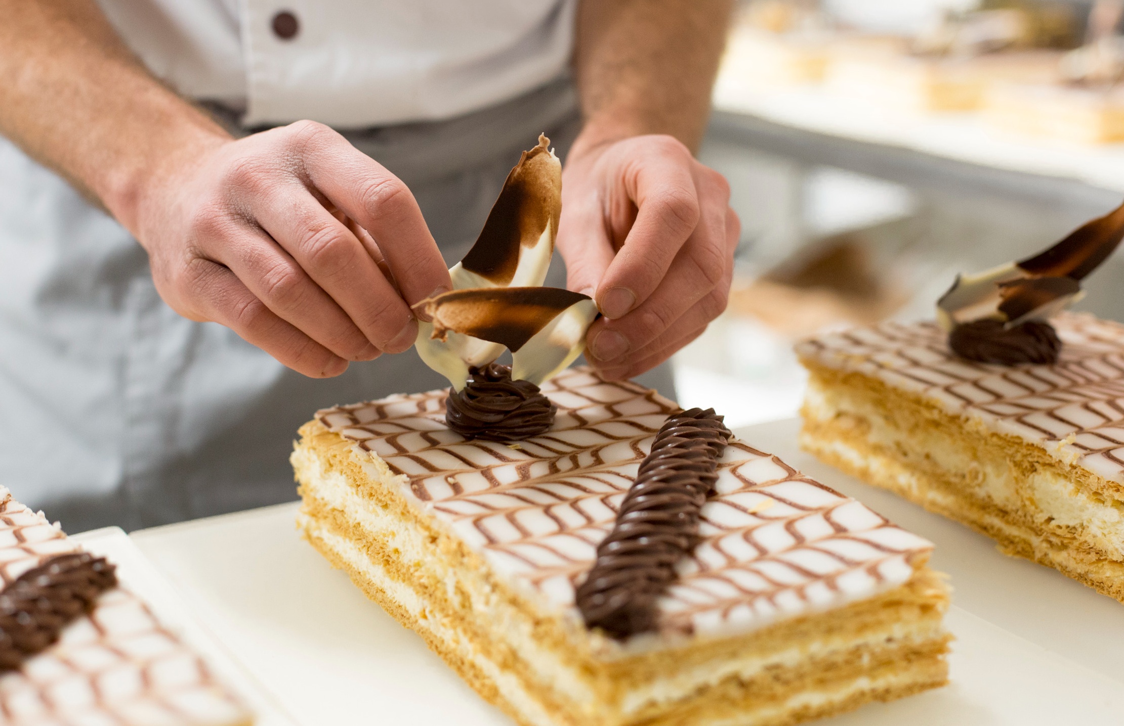 Un G.O Pâtissier qui décore un gâteau