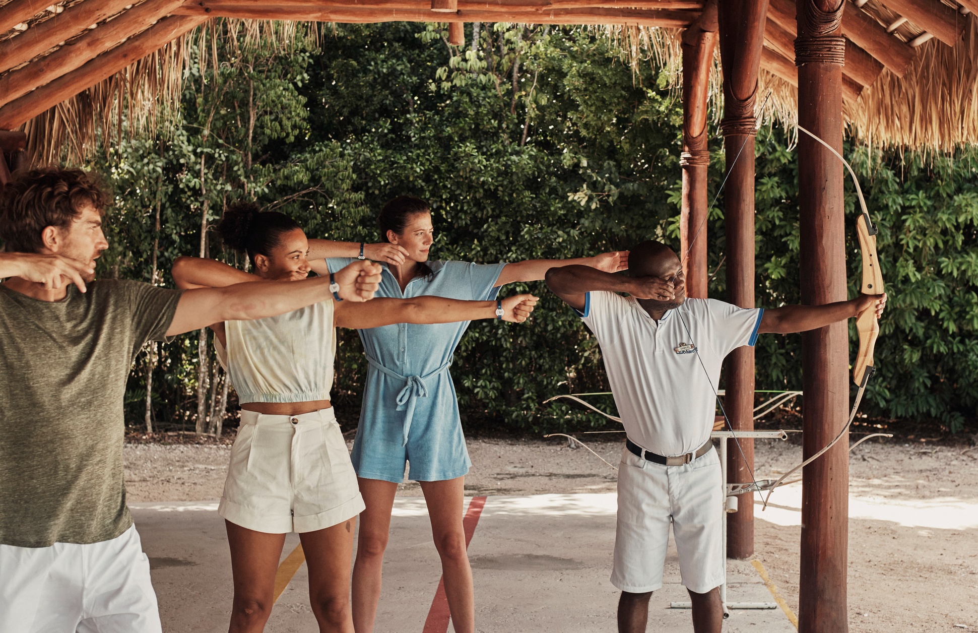 G.O Moniteur Sports Terrestres au Club Med qui donne des cours de tir à l'arc