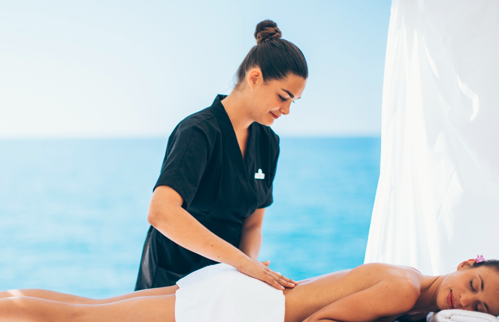G.O Spa Praticienne en alternance au Club Med qui réalise un massage