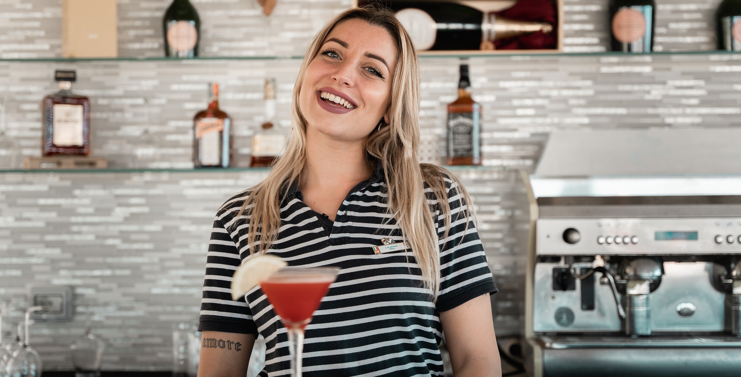 Une G.O Barmaid souriant dans l'un de nos Bars en Resort Club Med