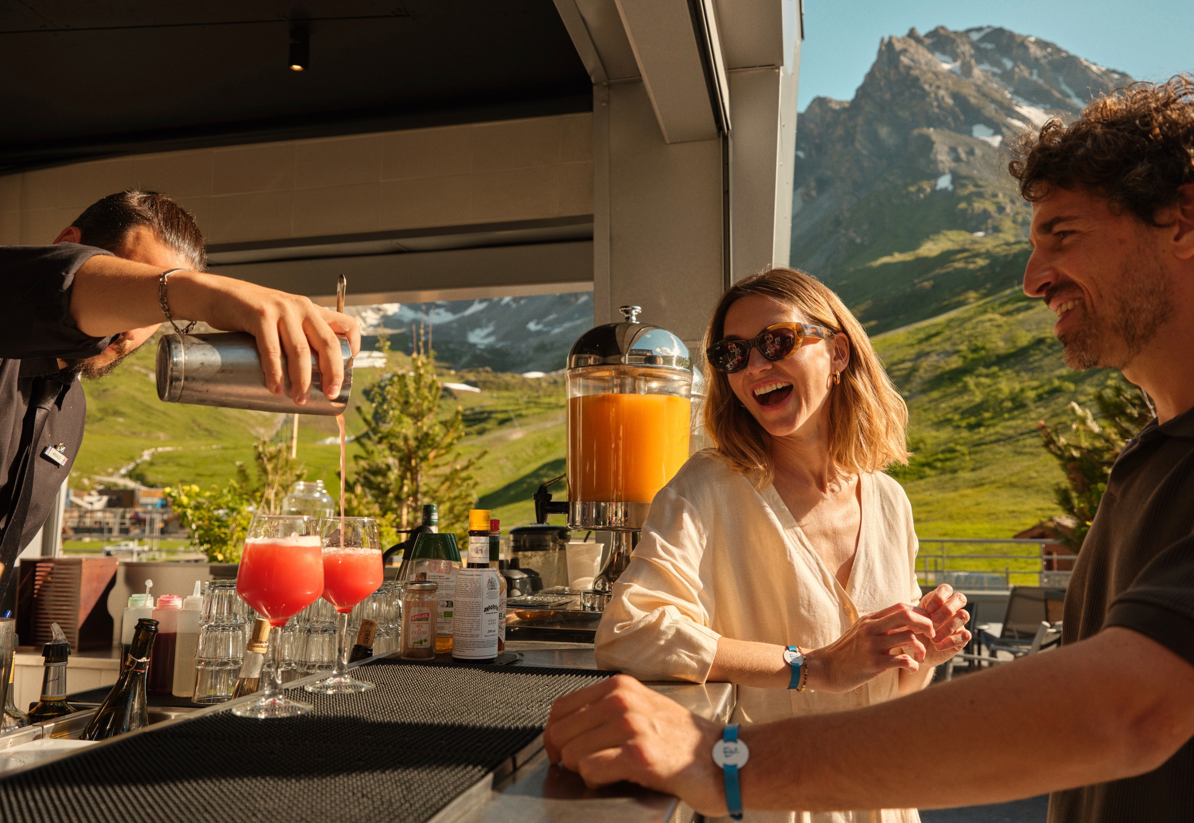 Discovering the bartender's job at Club Med