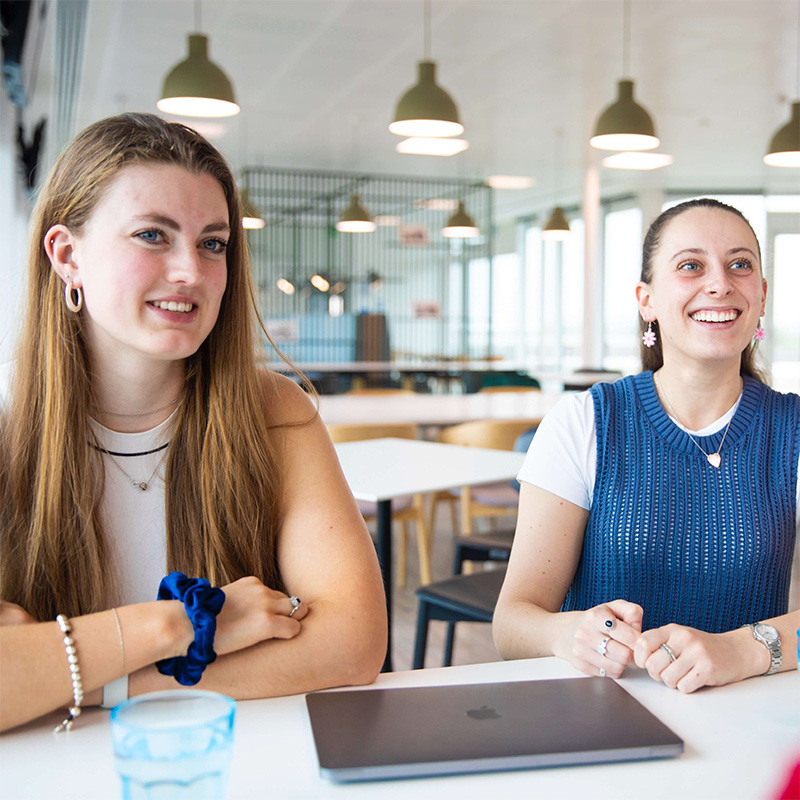 Groupe d'employés assis dans une salle de conférence