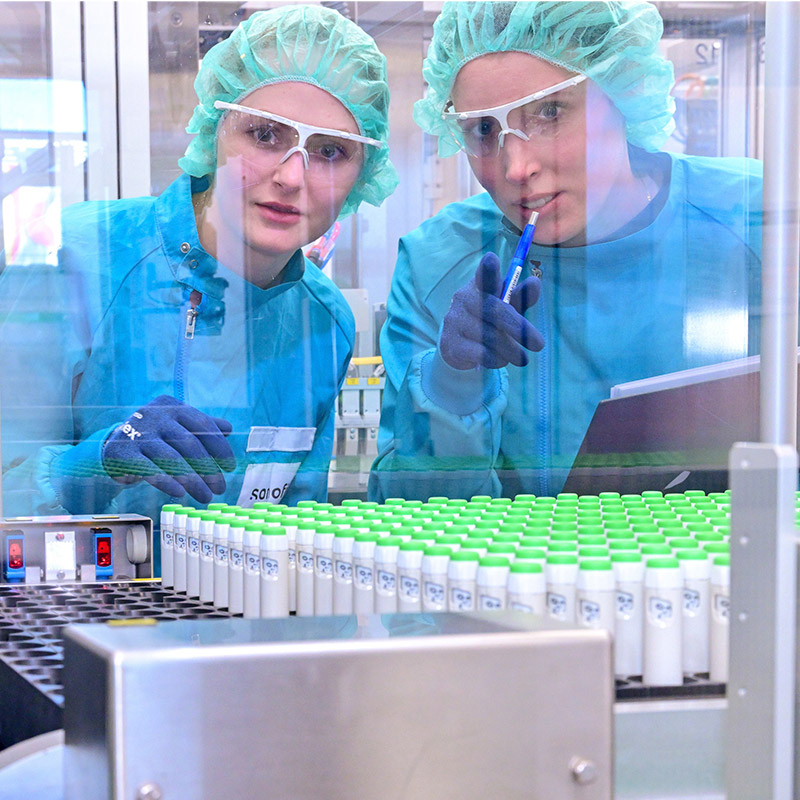 Two Sanofians working in a lab