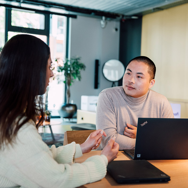 Two Sanofians talking in an office