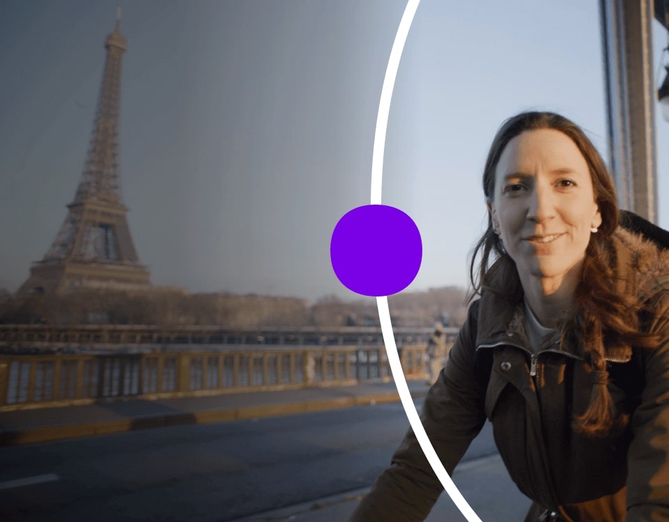 Femme à vélo devant la Tour Eiffel