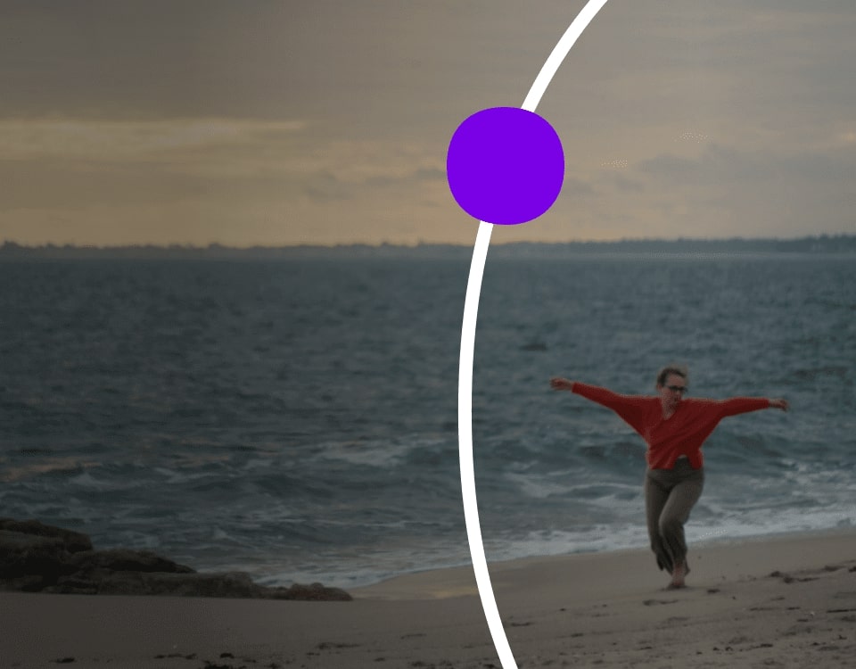 Femme marchant sur la plage avec les bras tendus