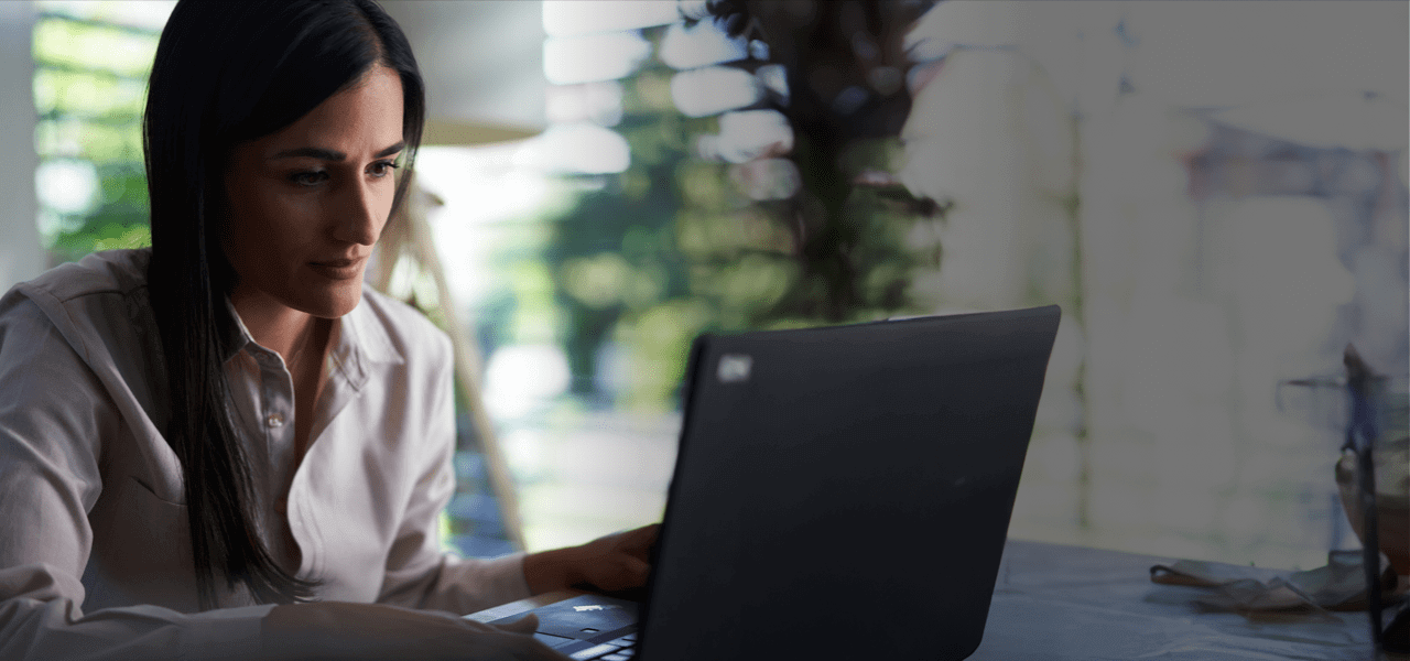 Femme travaillant sur un ordinateur portable