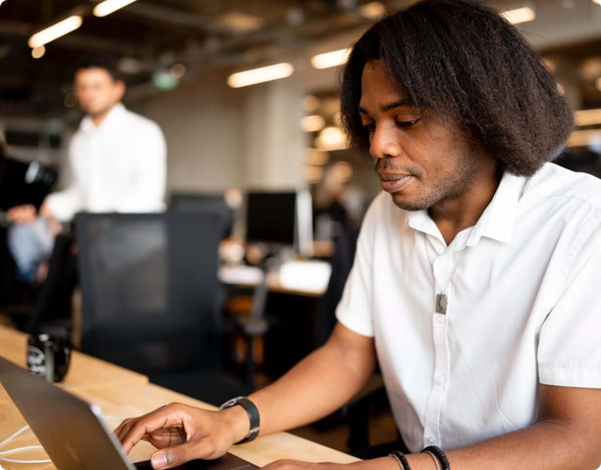 Jeune homme travaillant sur son ordinateur portable