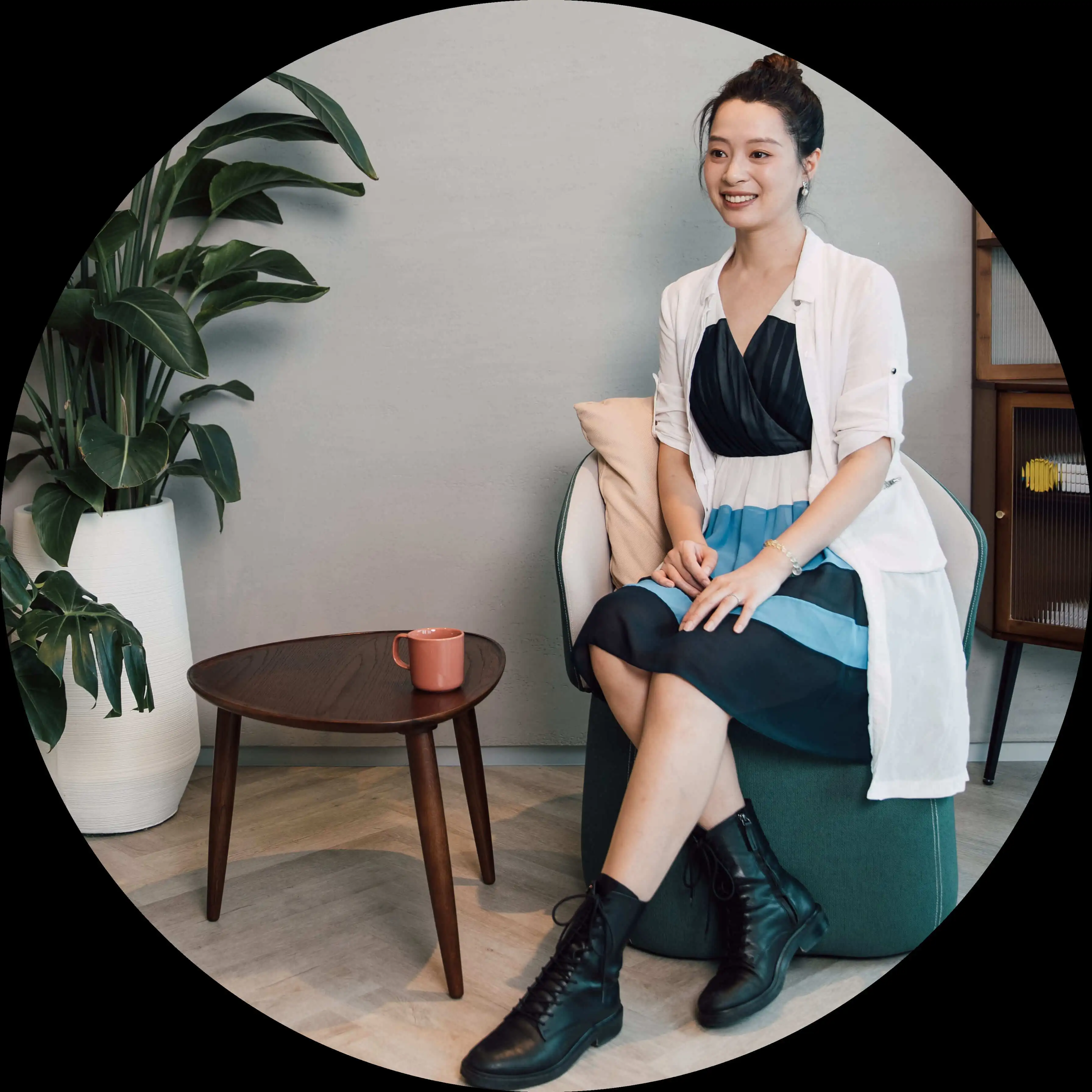 女人，凝视着窗外
