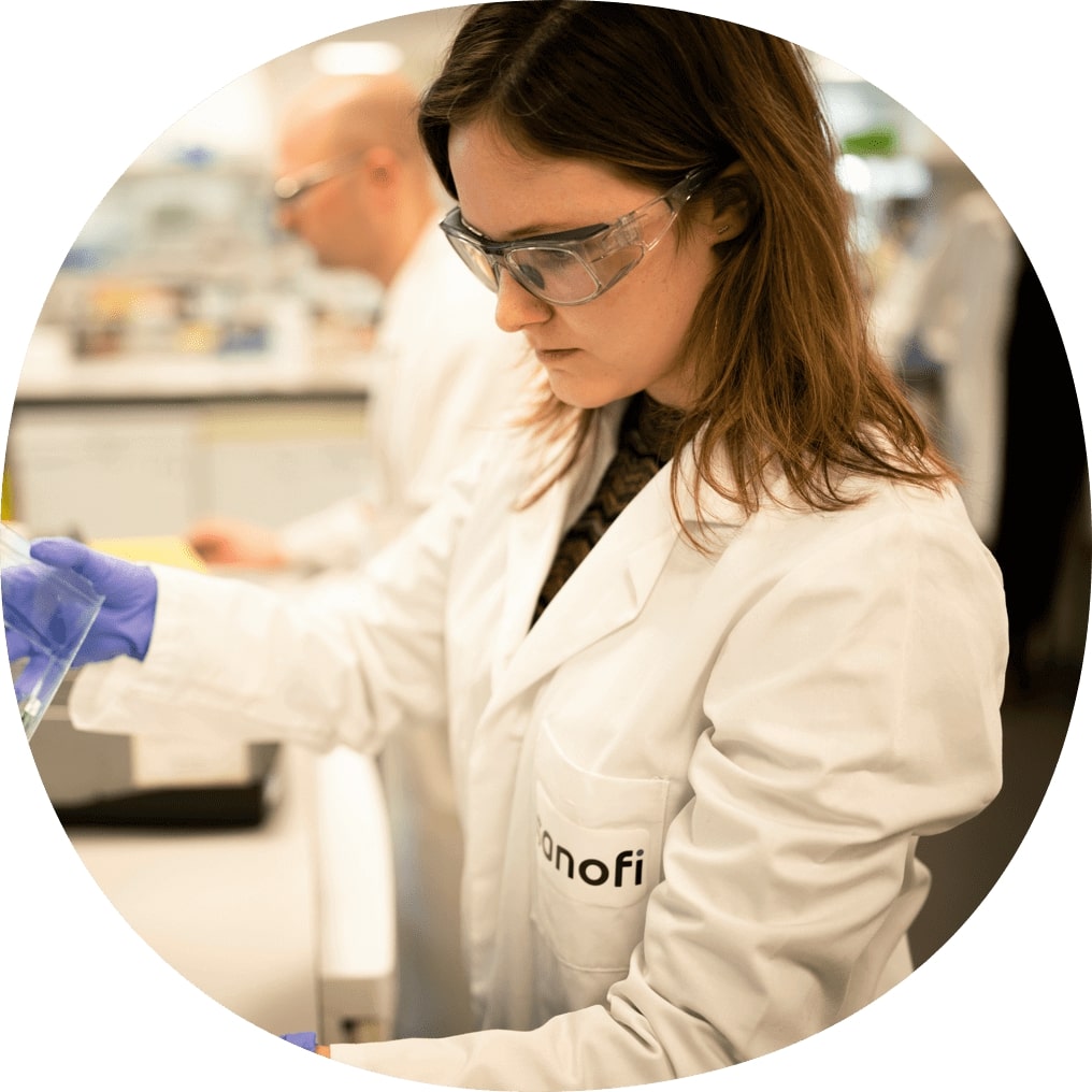 Femme en blouse de laboratoire et lunettes de sécurité travaillant dans un laboratoire