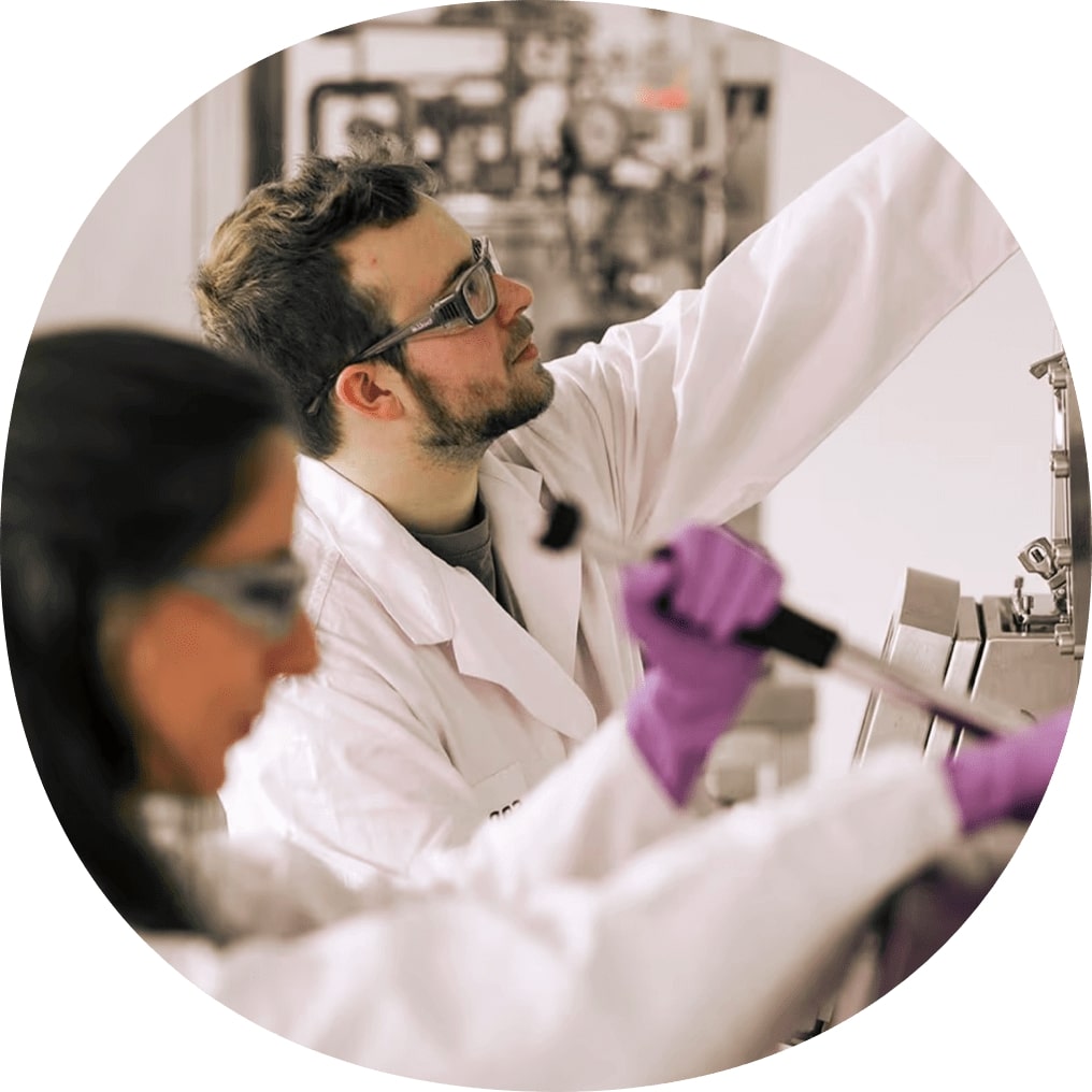 Employés en blouse de laboratoire utilisant des pipettes