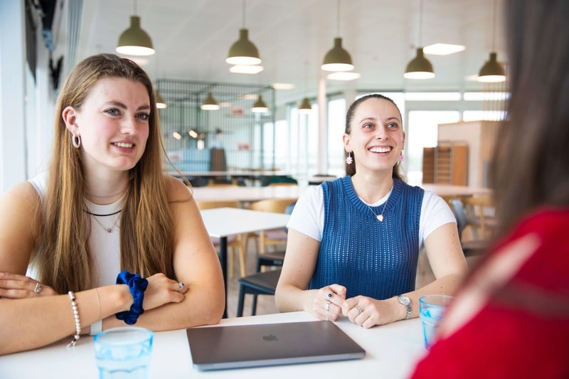 Groupe d'employés assis dans une salle de conférence