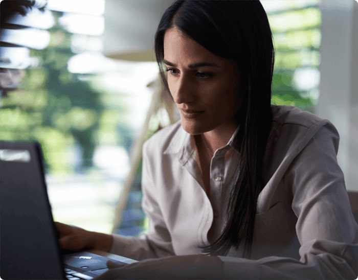 Femme travaillant à l'ordinateur