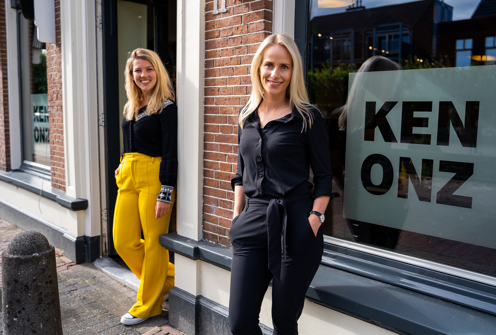 Officemanagers Kenonz voor het kantoor van Kenonz.