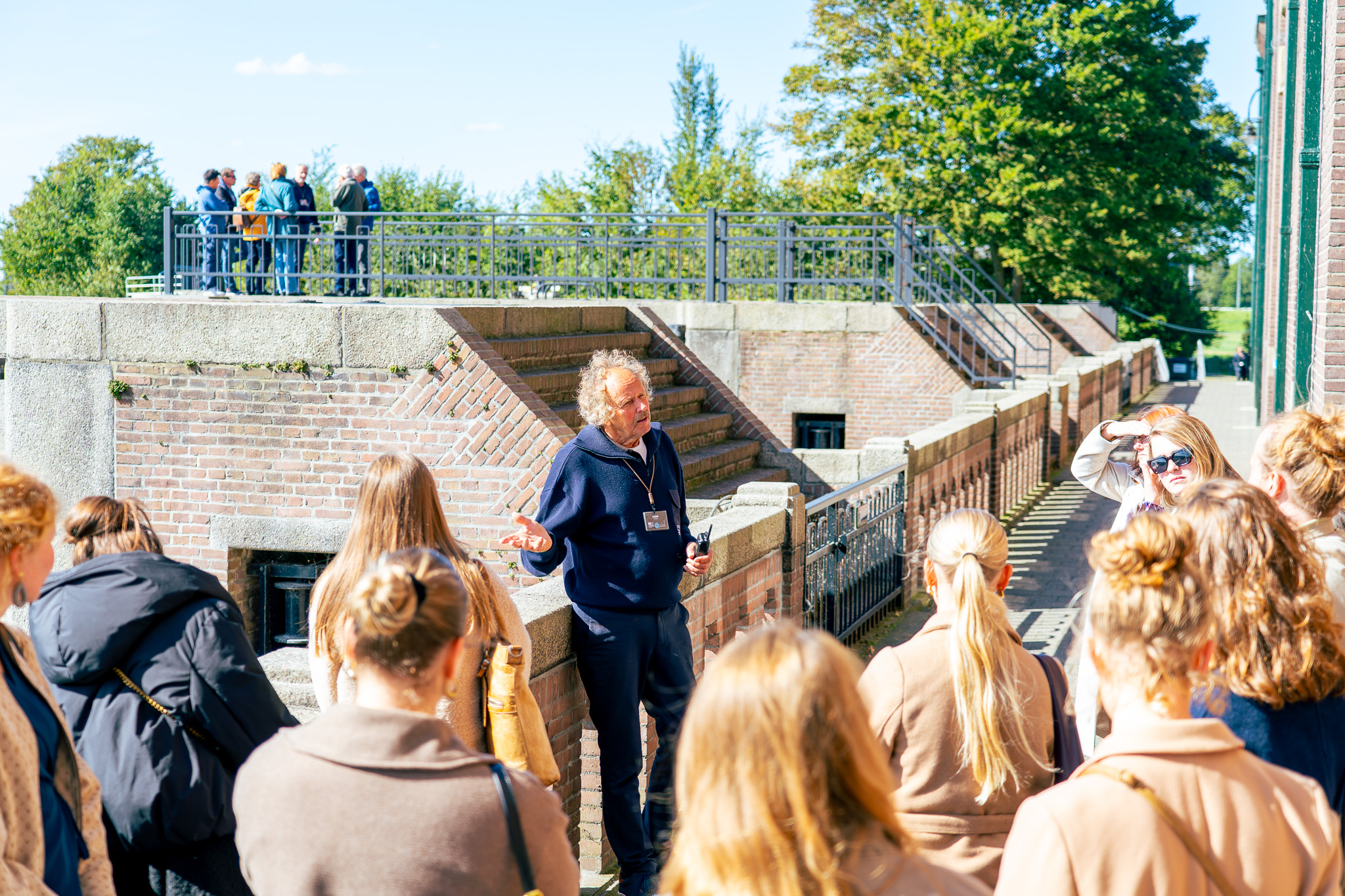 Man van de gemeente die een groep uitleg geeft over het Unesco Werelderfgoed Ir. D.F. Woudagemaal.