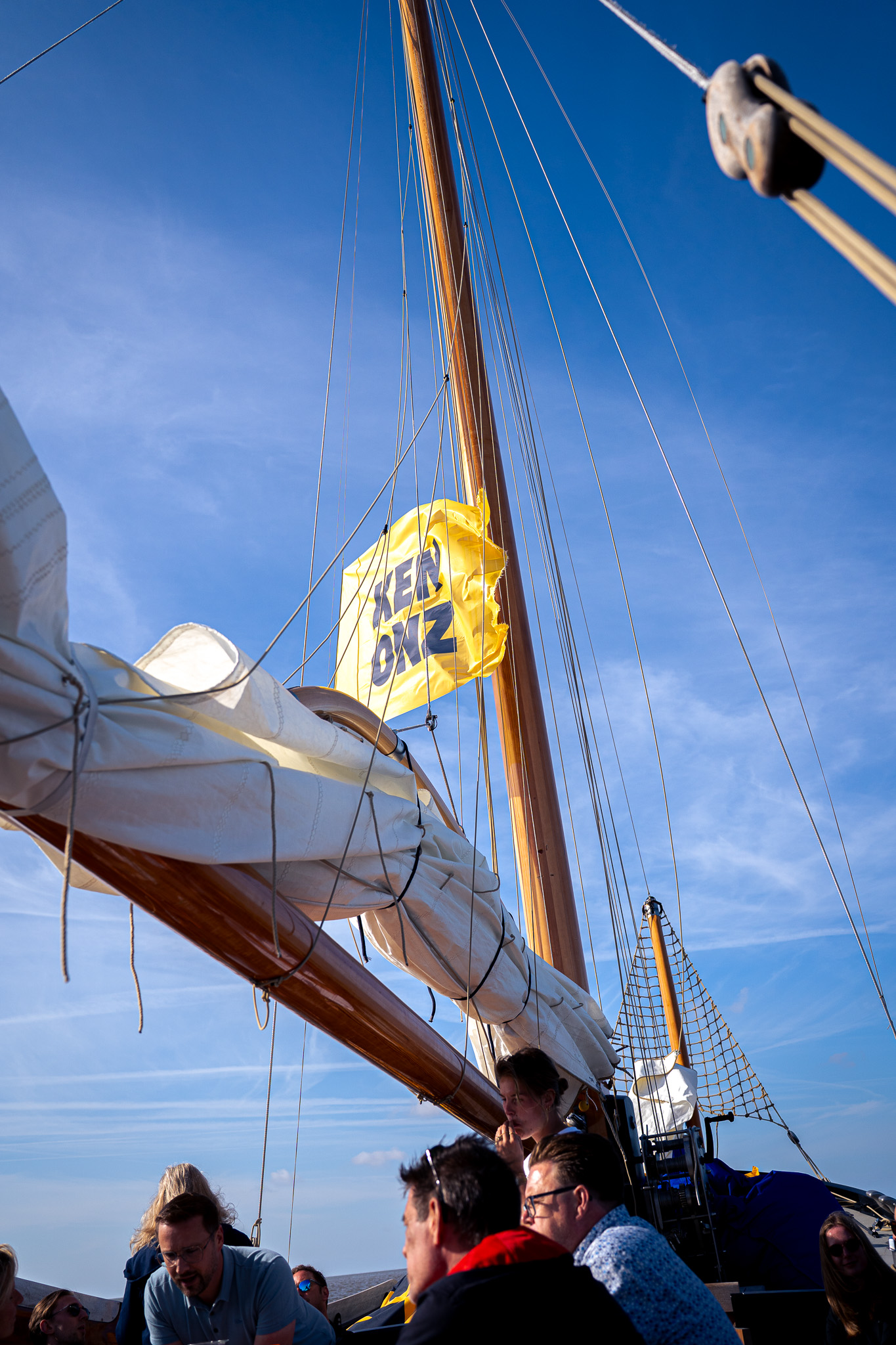 Kenonz vlag wapperend aan een grote zeilboot.