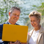 Kenonz collega's aan het werk op een laptop