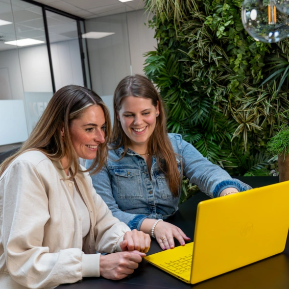 Kenonz collega's aan het werk achter de laptop.