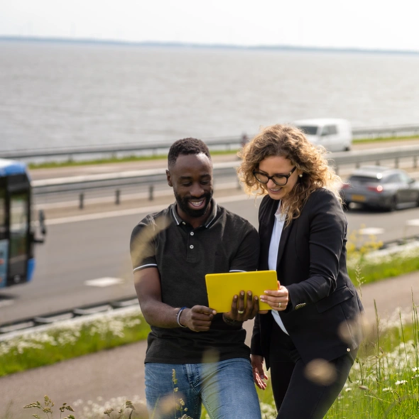 Twee Kenonz collega's met gele Ipad in Meppel.