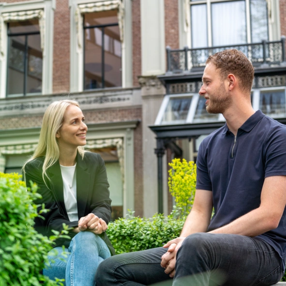Kenonz collega's buiten in gesprek op een bankje.