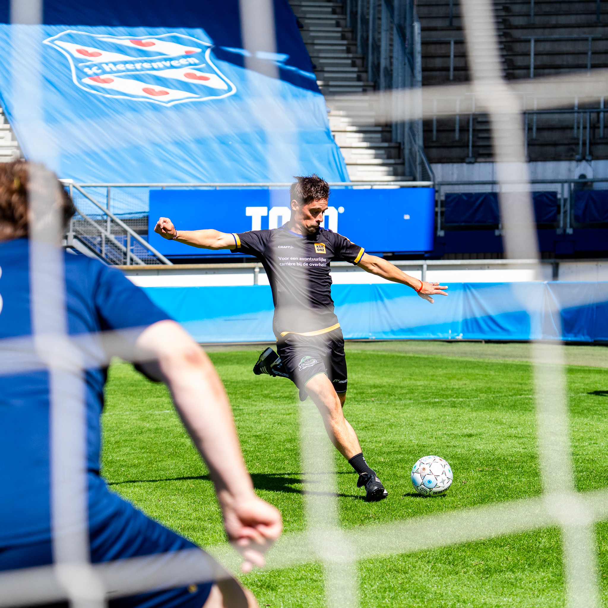 Kenonz collega probeert te scoren in het Abe Lenstra Stadion in Heerenveen tijdens een voetbaltoernooi.
