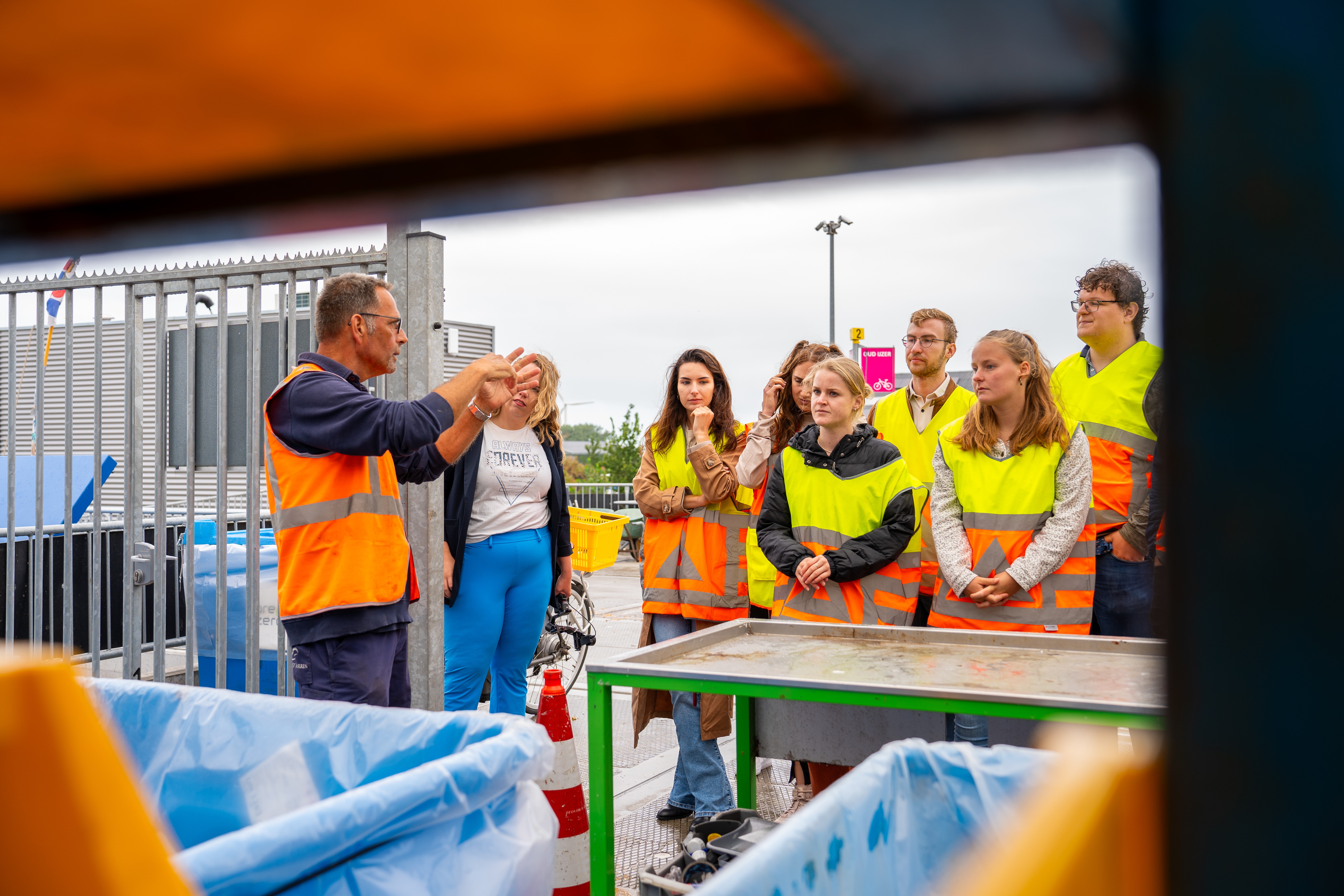 Trainees in de milieustraat