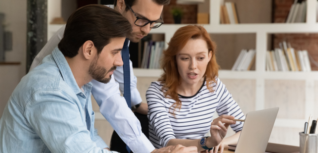 Groupe de trois consultants travaillant sur un ordinateur.