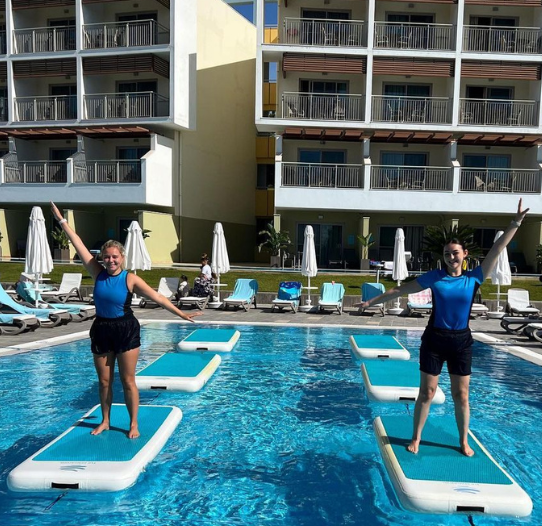 Schwimmlehrer im Pool