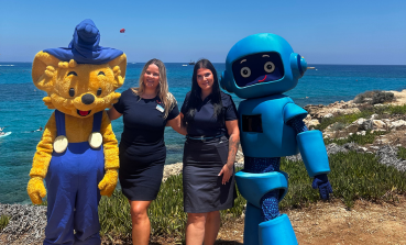 Two TUI Cyprus colleagues stand next to the TUI mascots Bamse and T-Bot