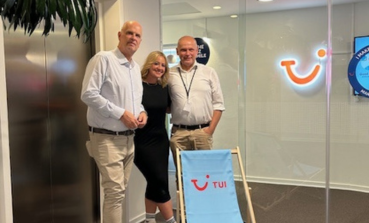 A TUI Denmark colleague stands next to the TUI CEO in our Denmark office.