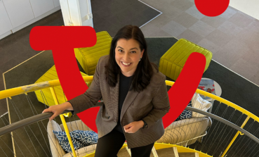 A female TUI colleague stands in front of the TUI smile in our Sweden head office.