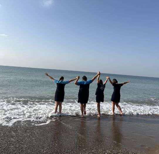 Four TUI colleagues running into the beautiful Turkish ocean