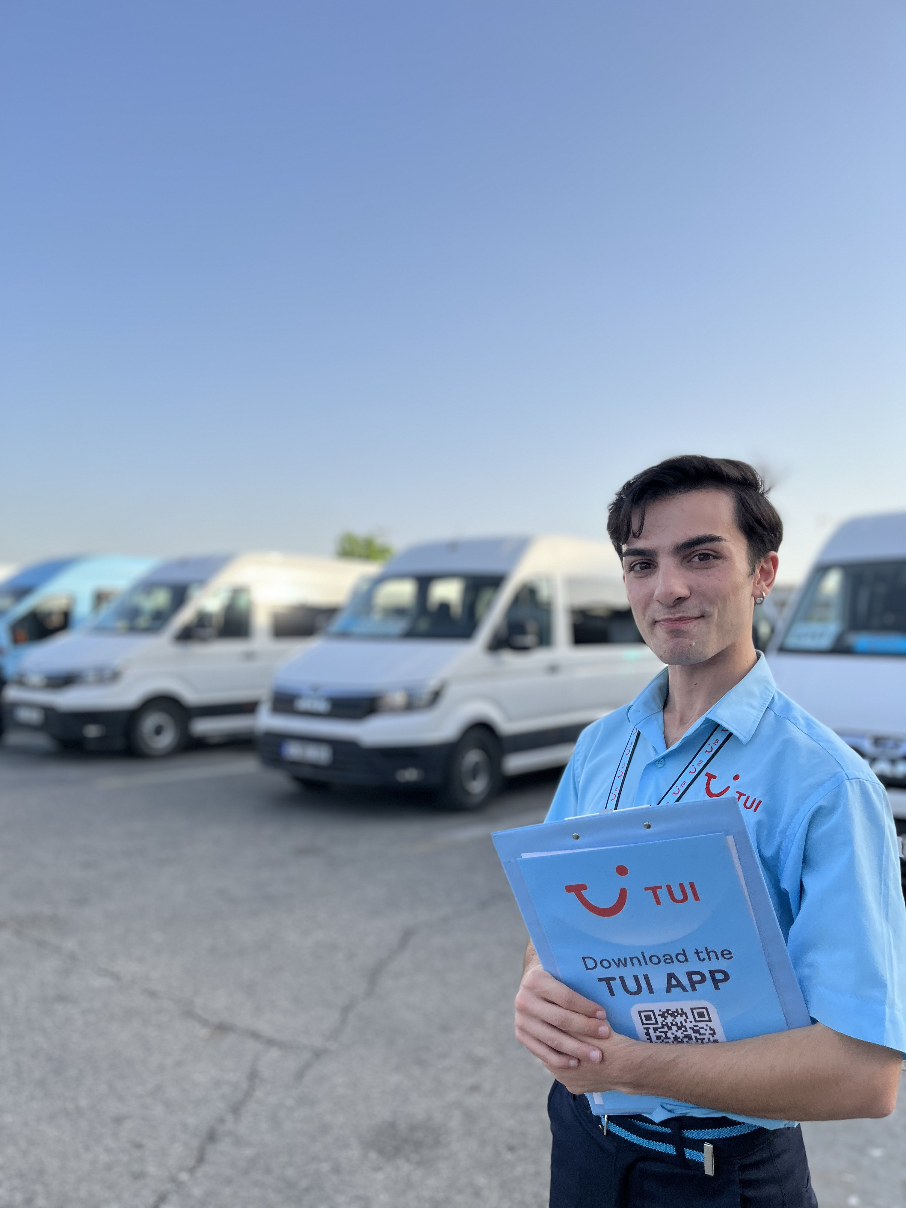 A TUI colleague helping customers