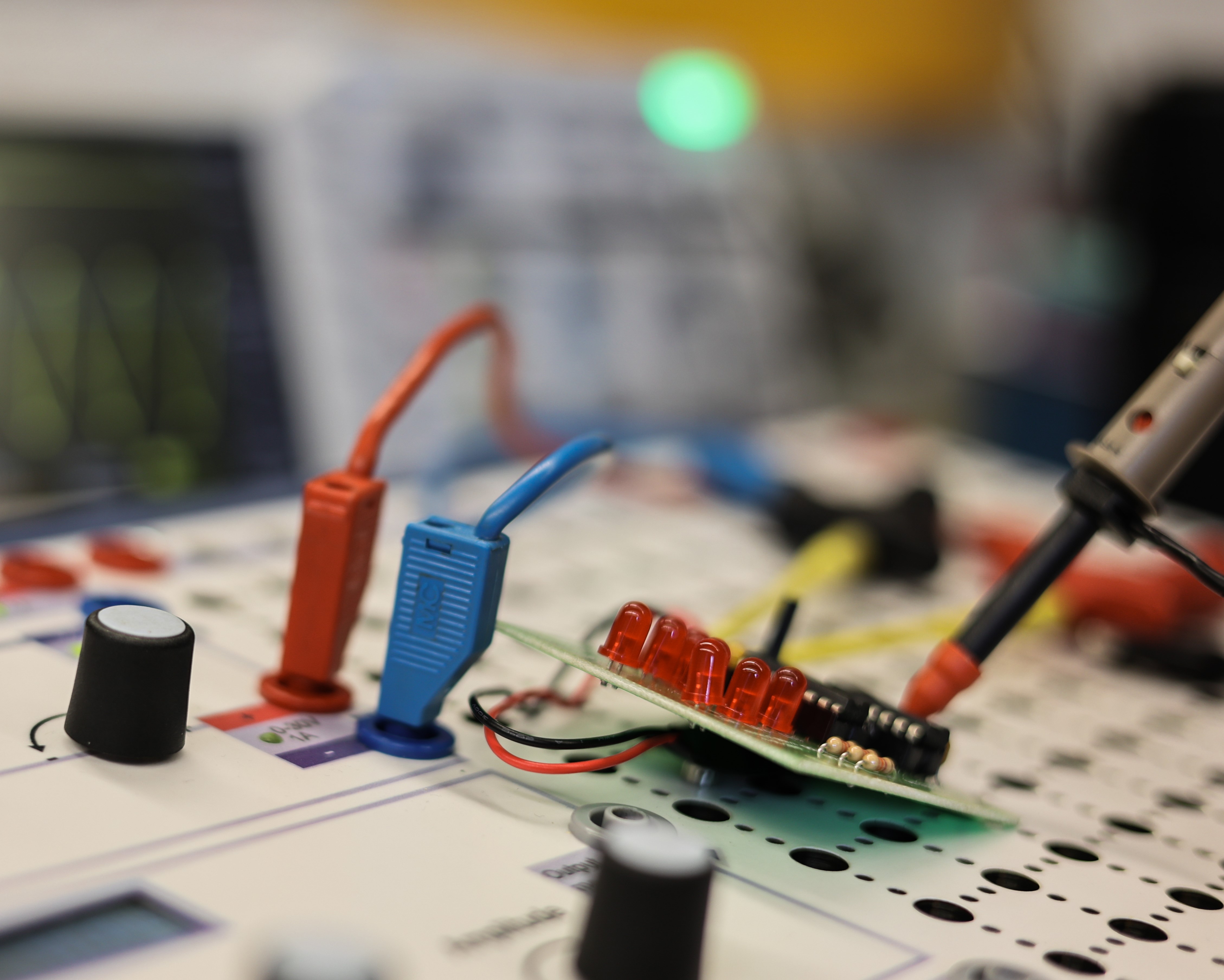 Technik trifft Studium: Du entwickelst smarte Lösungen für die Industrie und bringst IT und Produktion zusammen - praxisnah und zukunftsorientiert. Jetzt durchstarten und Innovation mitgestalten!