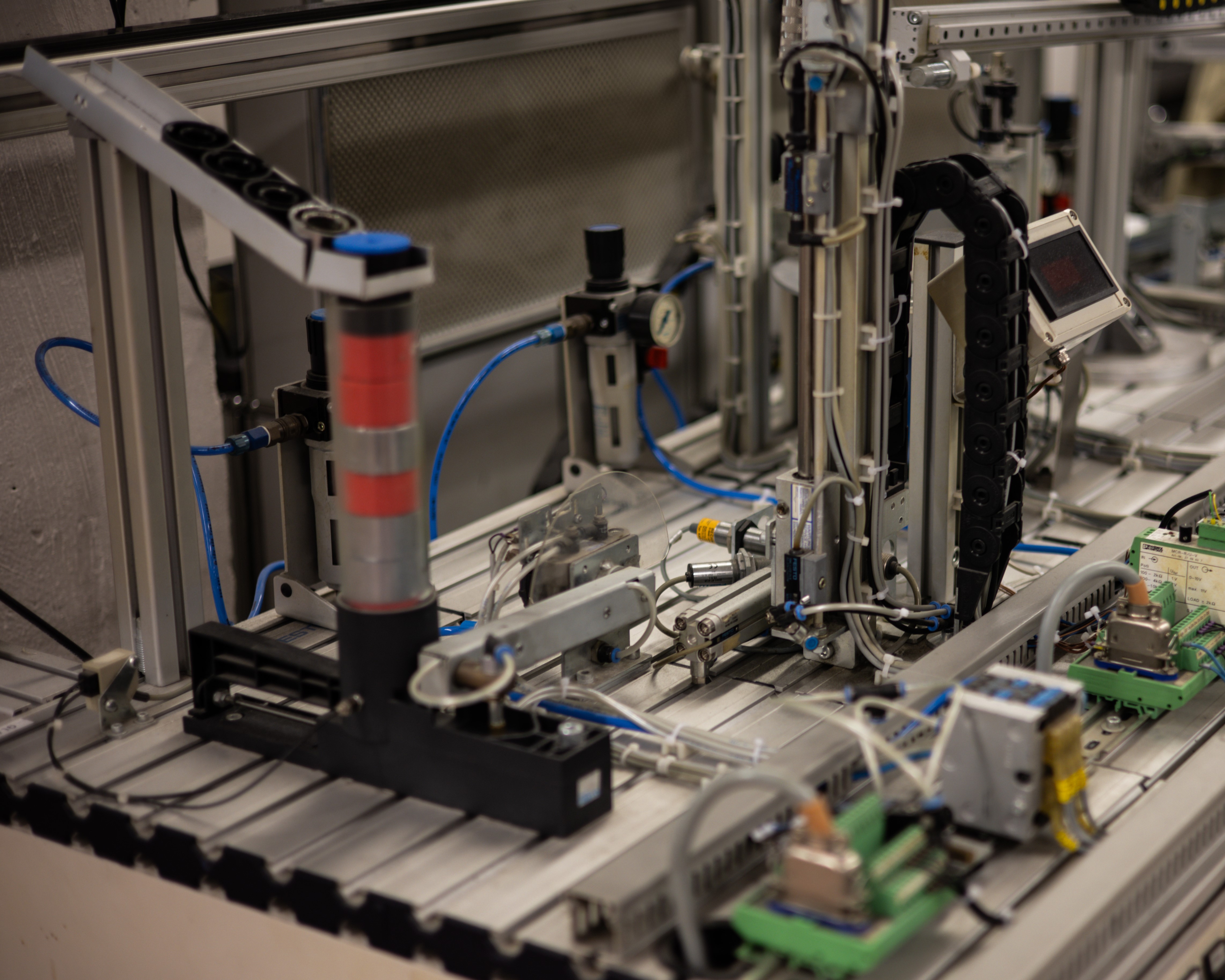 Du hast Spaß an Technik, Elektronik und Mechanik? In dieser Ausbildung lernst du, wie komplexe Maschinen gebaut, programmiert und in Schuss gehalten werden - ein echter Allround-Job mit Zukunft! Klingt spannend? Dann schick uns jetzt deine Bewerbung!
