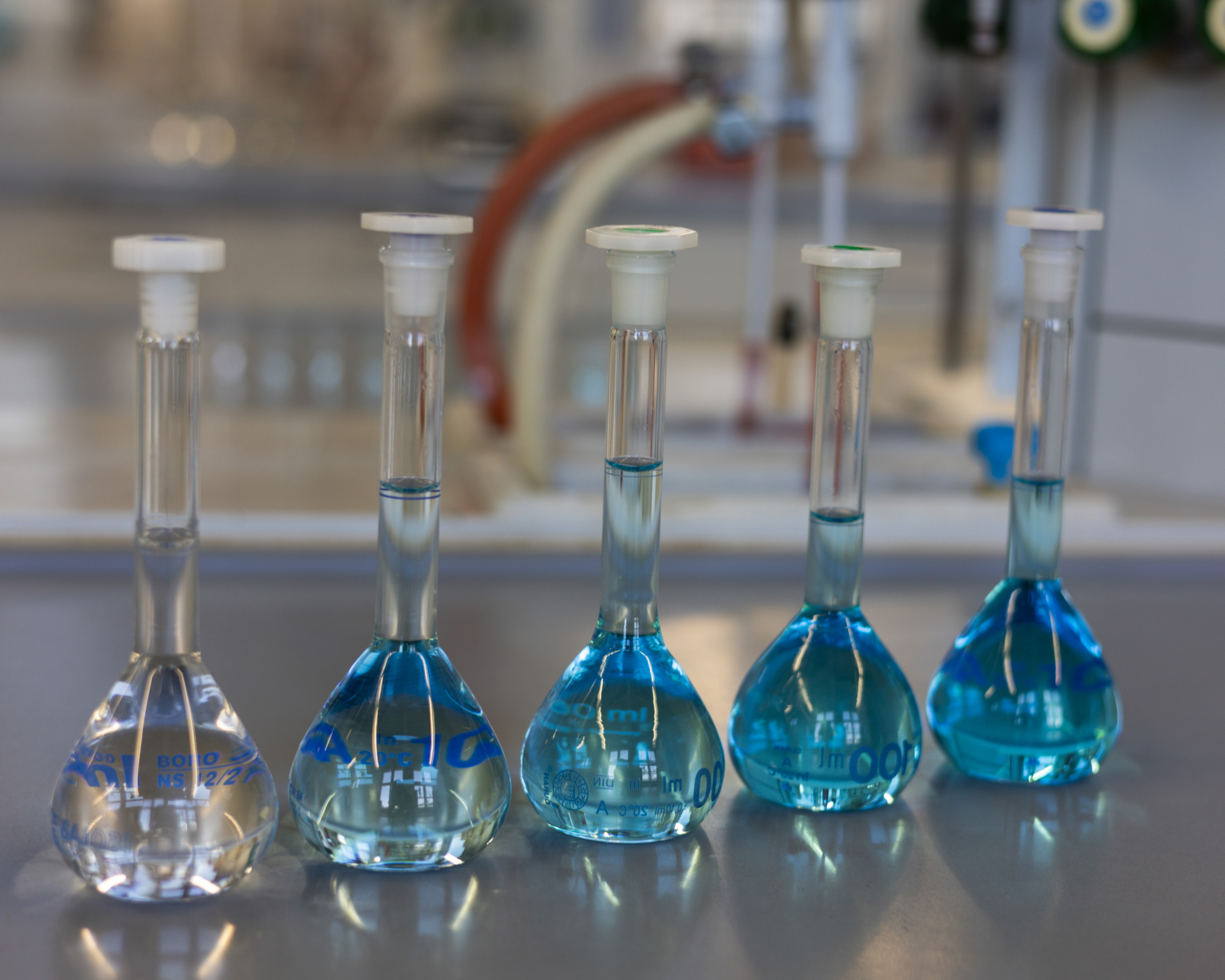 Technisches Verständnis und Spaß an Experimenten? Im Labor analysierst du Stoffe, entwickelst neue Produkte und arbeitest mit modernster Technik. Diese Ausbildung bringt dich genau dorthin.