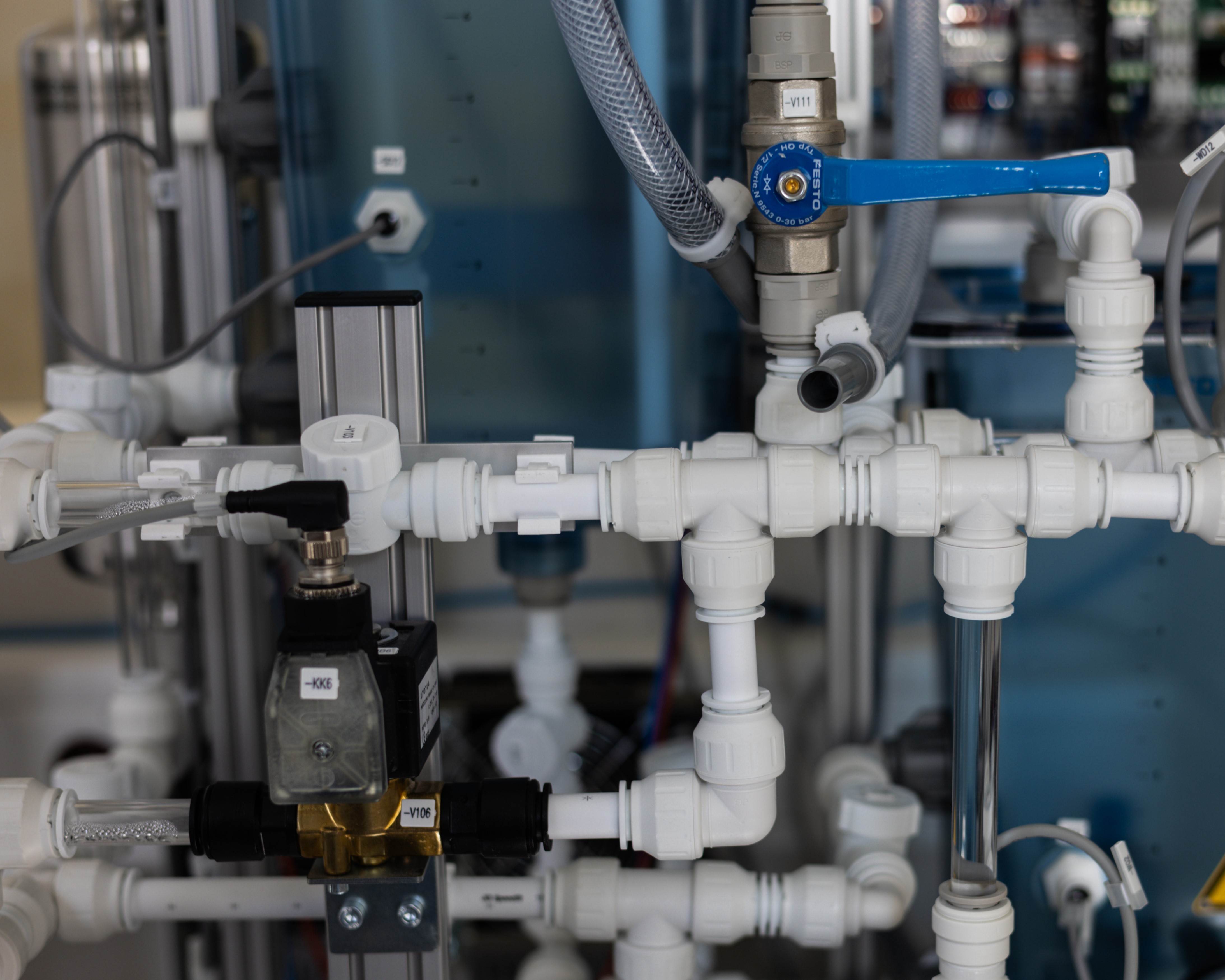Du willst chemische Prozesse verstehen – und direkt verbessern? Mit Ausbildung und Studium kombinierst du Laborpraxis mit Ingenieurwissen und gestaltest die Produktion von morgen.