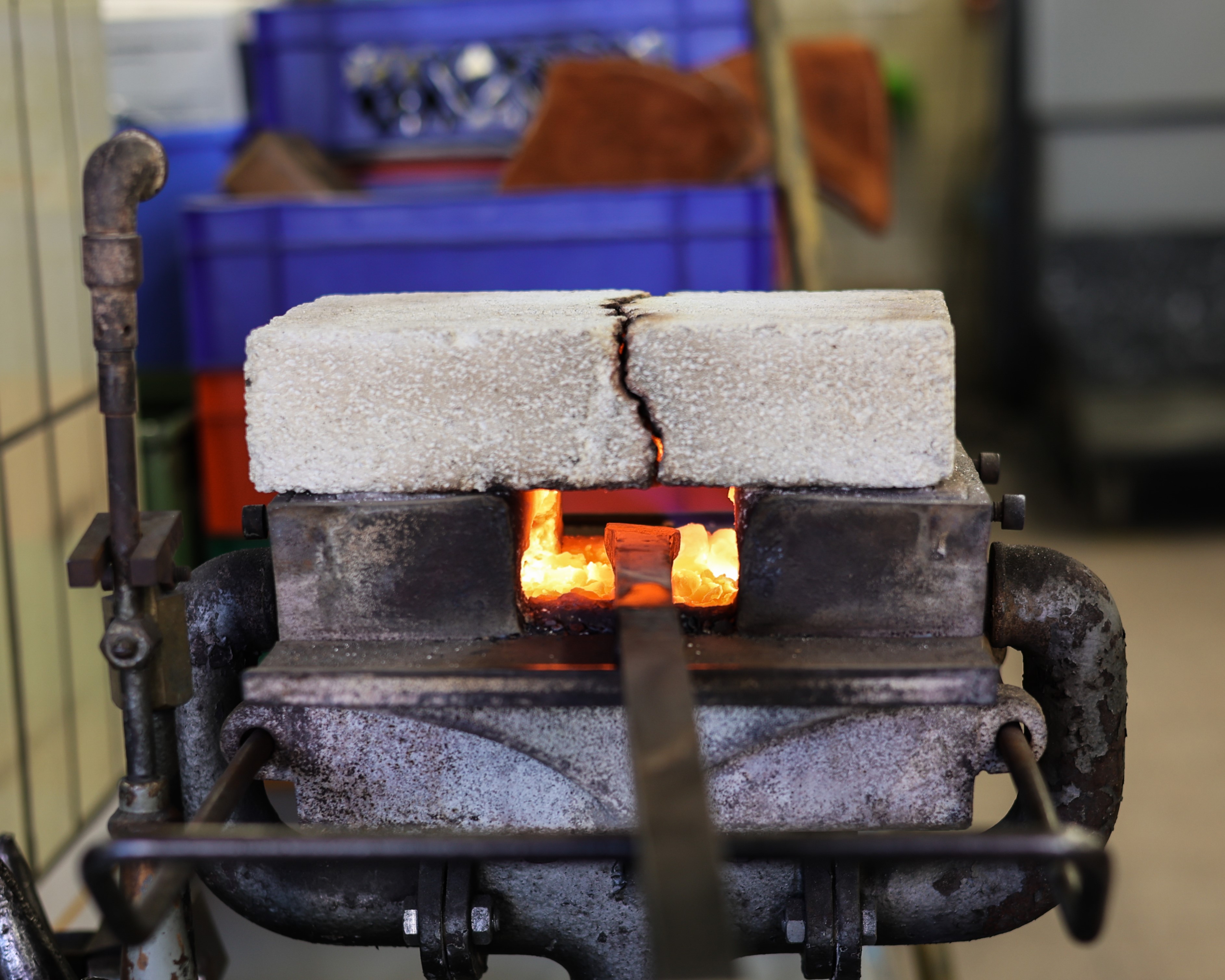 Metalle faszinieren dich und du möchtest wissen, wie sie geformt und veredelt werden? Auch Produktionsprozesse wecken deine Neugier? Dann starte mit dieser Ausbildung durch.