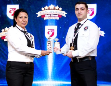 Gamze Özcan wins a seniority and excellence award at the Stars of Private Security Awards in Türkiye