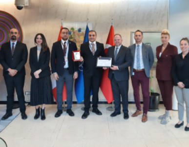 Mehmet Yeşi̇lkaya wins an award at the Stars of Private Security Awards in Türkiye