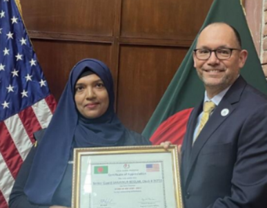 Shahinur Begum is presented with the Guard of the Year award